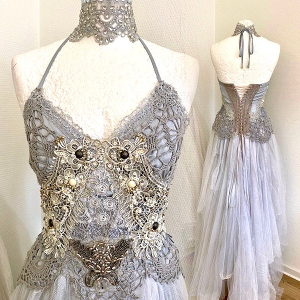 VENDU 10 % d'acompte Robe de mariée éthérée, robe de mariée elfique avec bijoux, argent et chiffons gris poussiéreux