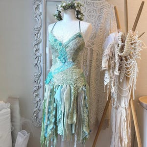 幻想的なウェディングドレス、宝石をあしらったエルフのウェディングドレス、緑とターコイズ色のRawRags