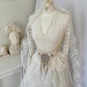Robe de mariée féerique avec roses en tulle, une robe unique faite main faite par RawRags