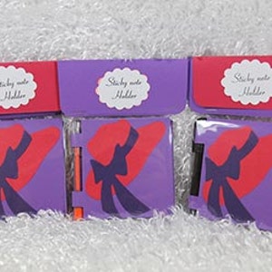 porte-notes autocollant (UN) avec un chapeau rouge et un noeud violet.  Post-it et stylo inclus