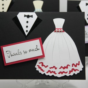 Cartes de remerciement de mariage ou cartes de notes avec les mariés de n’importe quelle couleur pour correspondre à votre mariage.  Message estampillé et robe découpée avec smoking.