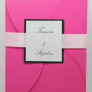 Élégantes et magnifiques CUSTOM MADE pétale invitations mariage avec insert correspondant.