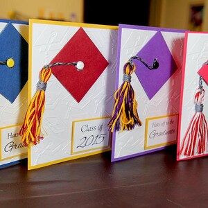 cartão de felicitações de formatura para combinar com as cores da escola. Boné de formatura e borla na frente do cartão.