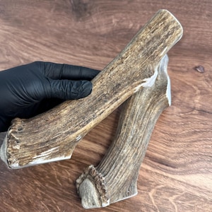 Puede incluir: Un juego de tres tazas de cer&aacute;mica con un acabado mate moteado. Las tazas son de color crema, gris claro y gris oscuro. Cada taza tiene un dise&ntilde;o simple y minimalista y un asa redondeada.