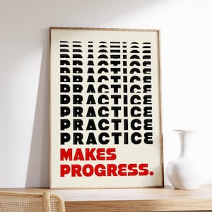 Może przedstawiać: Motivacyjny plakat z beżowym tłem i czarnym tekstem, który brzmi "PRACTICE MAKES PROGRESS." Słowo "PRACTICE" jest powtarzane wiele razy w ułożonym wzorze, przy czym każda powtórka jest lekko przesunięta względem tej powyżej. Słowa "MAKES PROGRESS" są czerwone.