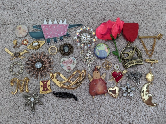 Vintage Lot of 30 brooches #Br5 - image 1