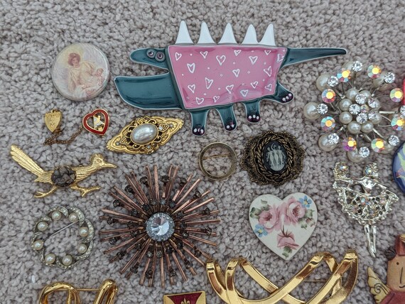 Vintage Lot of 30 brooches #Br5 - image 6