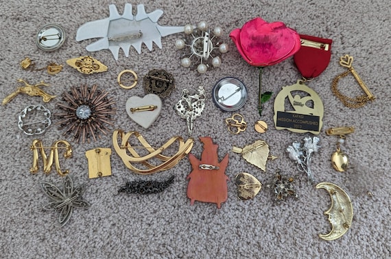 Vintage Lot of 30 brooches #Br5 - image 2