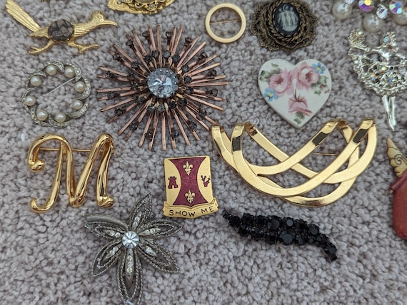 Vintage Lot of 30 brooches #Br5 - image 7