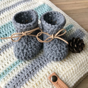 Crochet baby booties grey | Chunky Bow Booties