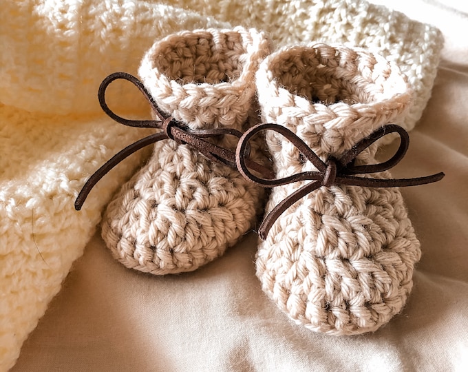 Crochet beige baby booties Chunky Bow Booties