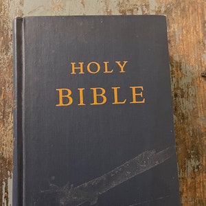 Vintage Holy Bible. New Revised Standard Version. 1989. Old Testament. New Testament. Vintage Bible. Protestant Bible. Catholic Bible.