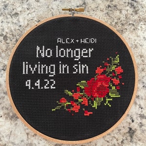 Puede incluir: Aro de bordado negro con un dise&ntilde;o floral y el texto "Alex + Heidi No longer living in sin 9.1.22"