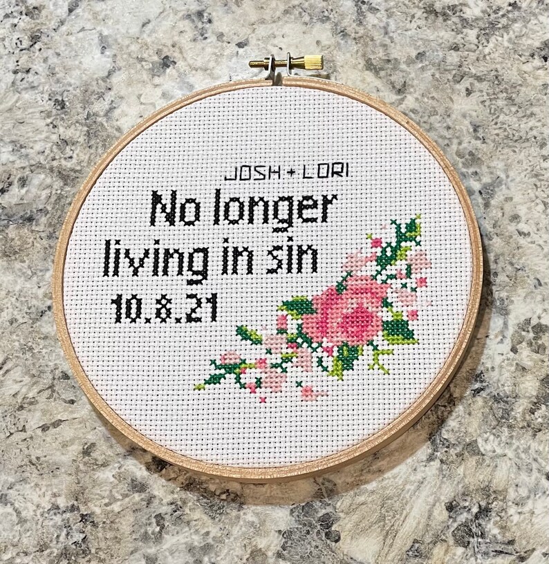 Puede incluir: Un aro de bordado blanco con un dise&ntilde;o floral y el texto "JOSH + LORI No longer living in sin 10.8.21"