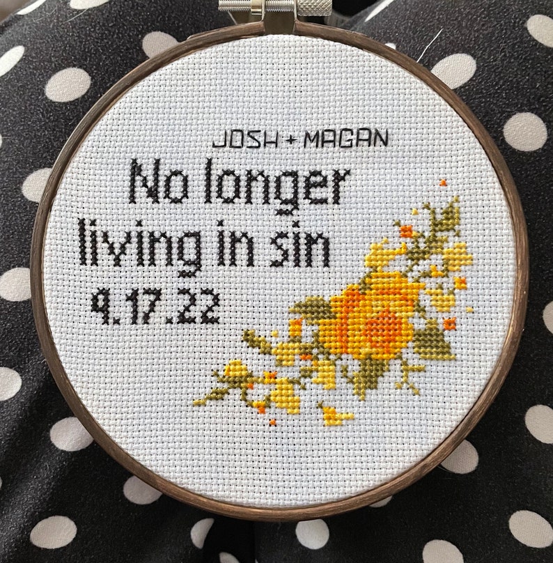 Puede incluir: Un aro de bordado blanco con un dise&ntilde;o floral en amarillo y verde. El texto "No longer living in sin 9.17.22" est&aacute; bordado en hilo negro.