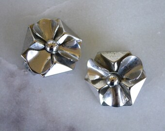 Mid Century Coro Minimalist Flower Clip On Earrings Silver Tone