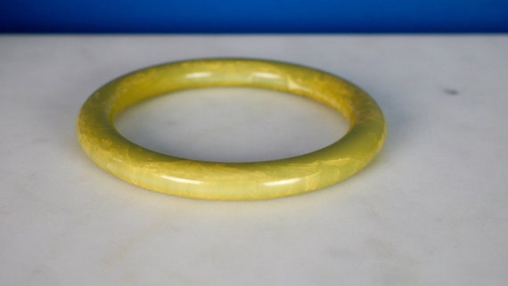 Vintage 1940s Bakelite Bangle Bracelet Light Gree… - image 1