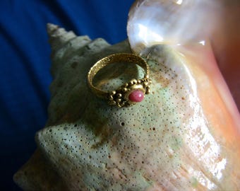 Beautiful and refreshing Conch Pearl ring in 24K pure gold, handmade