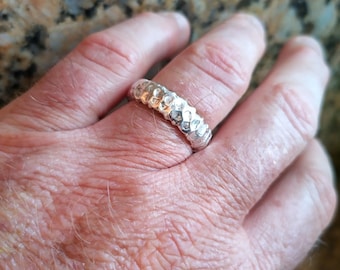 Hermoso anillo de plata pura 9999 de opv con un patrón soldado con arco natural