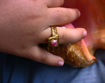 Beautiful unique and delicate Conch Pearl ring in 24K pure gold