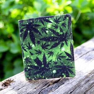 Cartera para tarjetas de crédito, cartera sencilla, regalo para fumetas, regalo listo para enviar por menos de 20 dólares, cartera de tela, hoja de marihuana, cartera pequeña, bolso hecho a mano