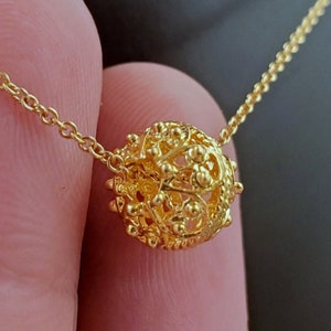 Zierlicher gleitender 14k Goldanhänger, traditioneller kroatischer Schmuck, kleiner Goldanhänger, Goldfiligranschiebekugelanhänger, zierliche Halskette