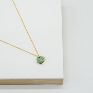 Feine Kette Ankerkette vergoldet mit rundem Anhänger Charm Emaille Salbei