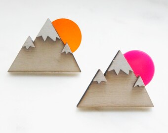 Brosche Pin "Berg* weiß, Holz, lasercut, Acryl pink oder orange