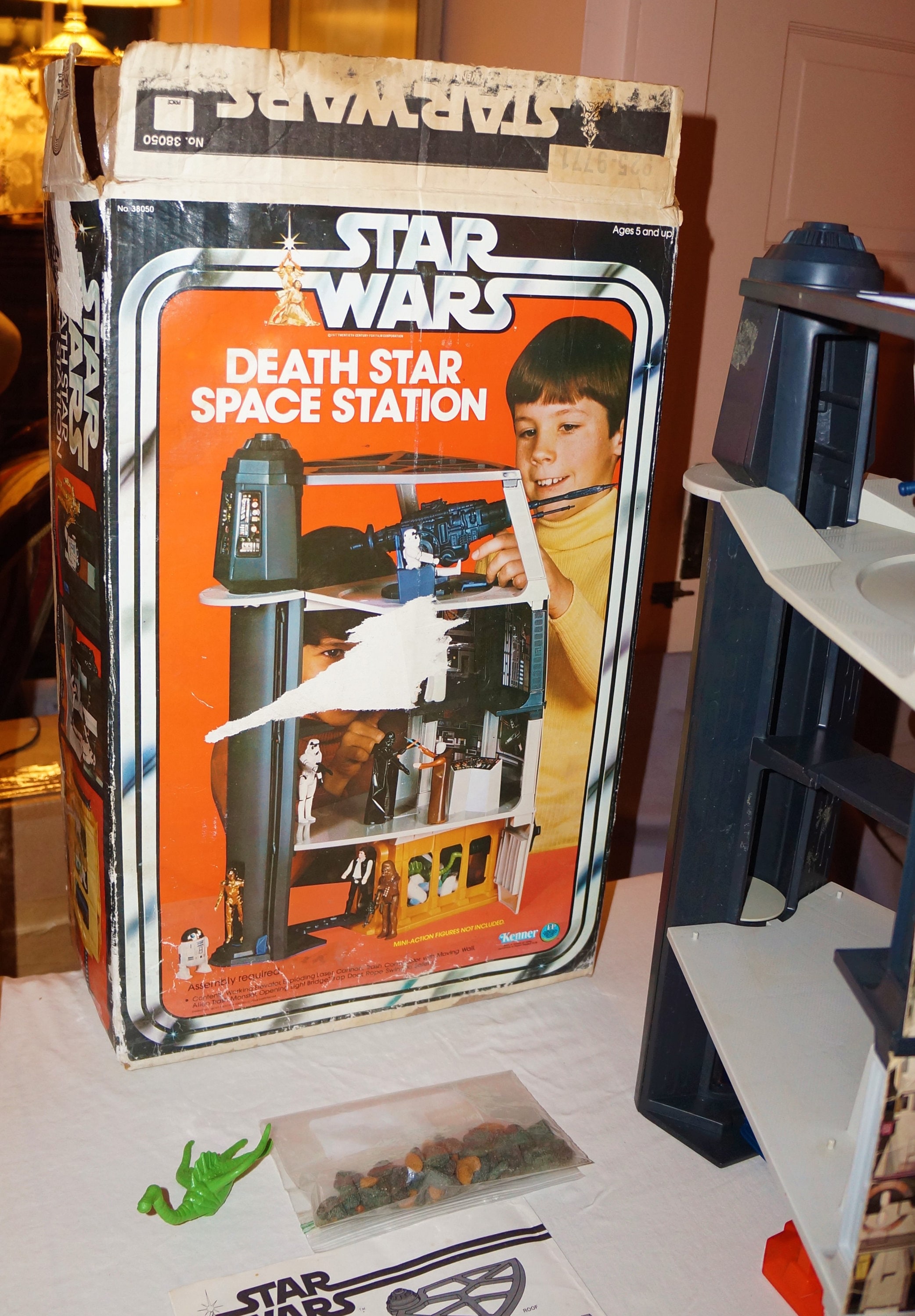 Kenner 1978 Star Wars Death Star Space Station Playset, Complete