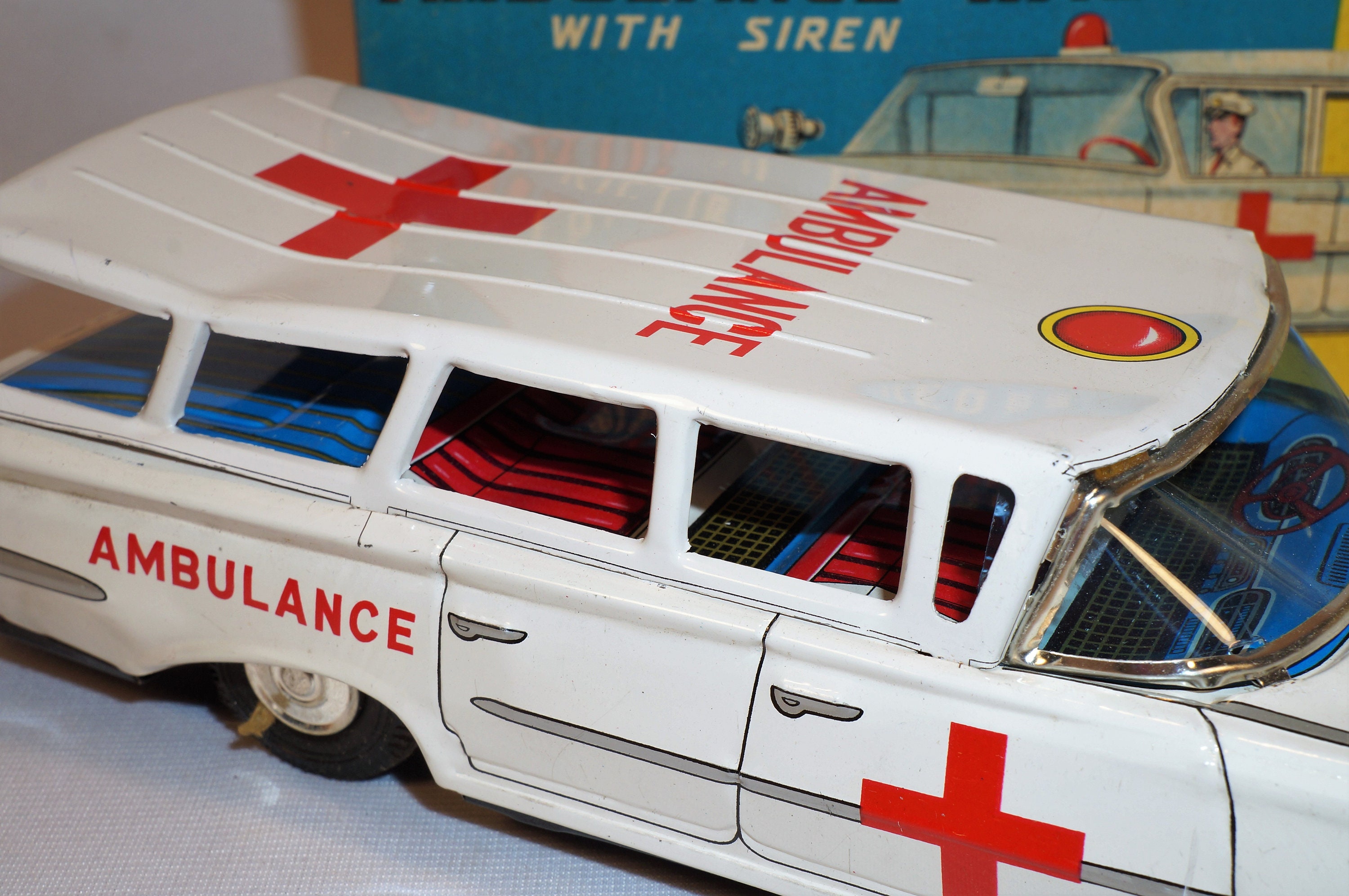 ブリキ　AMBULANCE CAR　フォード　　　　　日本製 1960 Ford Ambulance Wagon Japan Tin Litho Friction Car With