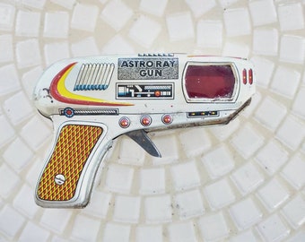 Vintage 1960s Shudo Japan Astro Ray Gun Tin Litho Nice Shape, Light Patina of Wear, Great Red Spark Window!