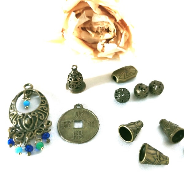 Lot de perles, breloques, apprêts et connecteur, perles coniques, perles ajourées, en verre, en métal bronze