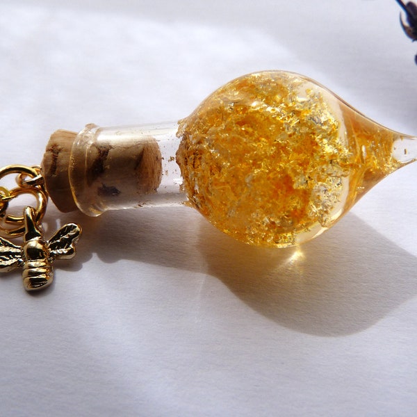 Collier en nid d'abeille, collier en or, petite bouteille, bouteille en forme de larme, résine, fiole en verre, bouteille délicate, petite fiole, bois, terrarium, cadeau charme abeille