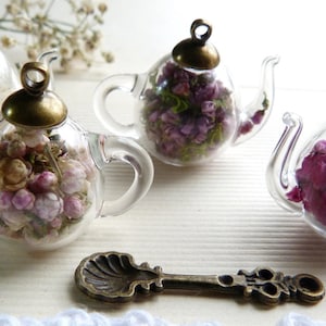 Pendentif théière avec de vraies fleurs, théière en verre avec des fleurs, petite théière avec une cuillère délicate, petite cuillère et théière en verre, bijoux pour amateur de thé