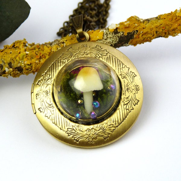 Glow in the dark mushroom locket,real dried flowers,real moss,bronze pendant,botanical pendant,silver pendant,glowing mushroom,fimo,clay