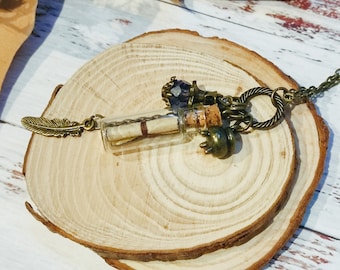 Collar con forma de botella de poción: Caldero pequeño, pergamino, cadena de bronce.