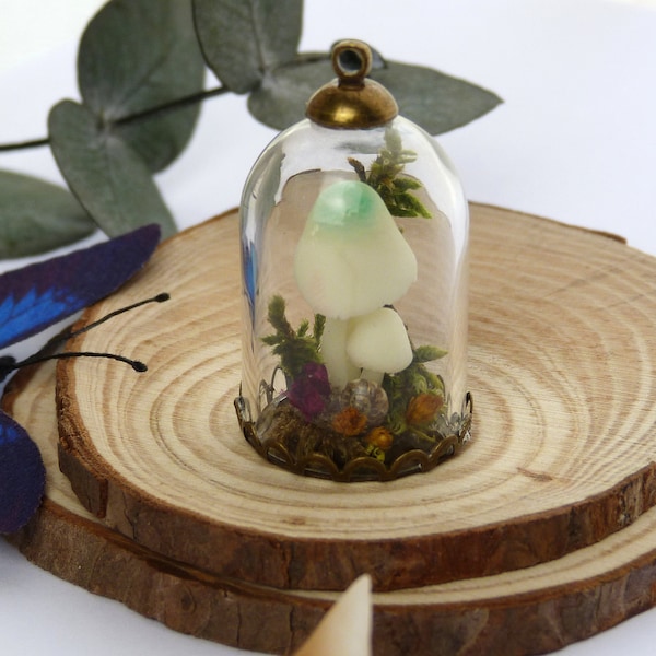 Lueur dans le pendentif de champignons noirs, vraies fleurs séchées, vraie mousse, pendentif en bronze, bouteille en verre botanique, terrarium miniature, champignons rougeoyants