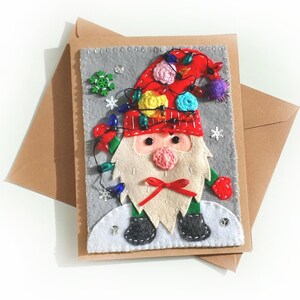 Cartão de Natal feito à mão com gnomos festivos e decorações de feltro
