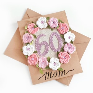 Tarjeta de cumpleaños hecha a mano para mamá con flores tejidas a crochet: personalizable por edad