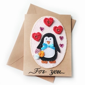 Carte en feutre faite main avec pingouin et coeurs au crochet - Carte de voeux « Pour vous »