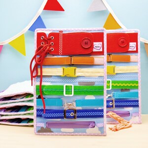 Puede incluir: Dos tableros de actividades de fieltro coloridos con varias texturas y cierres, incluyendo una cremallera, cordones, botones, hebillas y velcro. Los tableros est&aacute;n dise&ntilde;ados para que los ni&ntilde;os aprendan sobre diferentes cierres y desarrollen la motricidad fina.