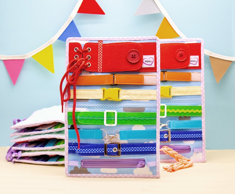 Puede incluir: Dos tableros de actividades de fieltro coloridos con varias texturas y cierres, incluyendo una cremallera, cordones, botones, hebillas y velcro. Los tableros est&aacute;n dise&ntilde;ados para que los ni&ntilde;os aprendan sobre diferentes cierres y desarrollen la motricidad fina.