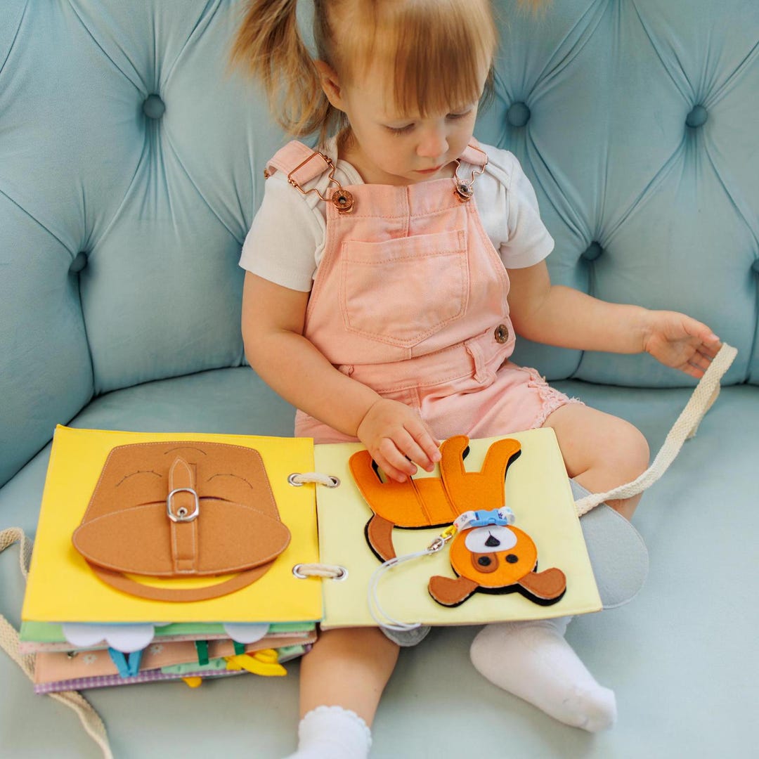 静かな本のアクティビティおもちゃ - 1 歳児向けモンテッソーリ教育