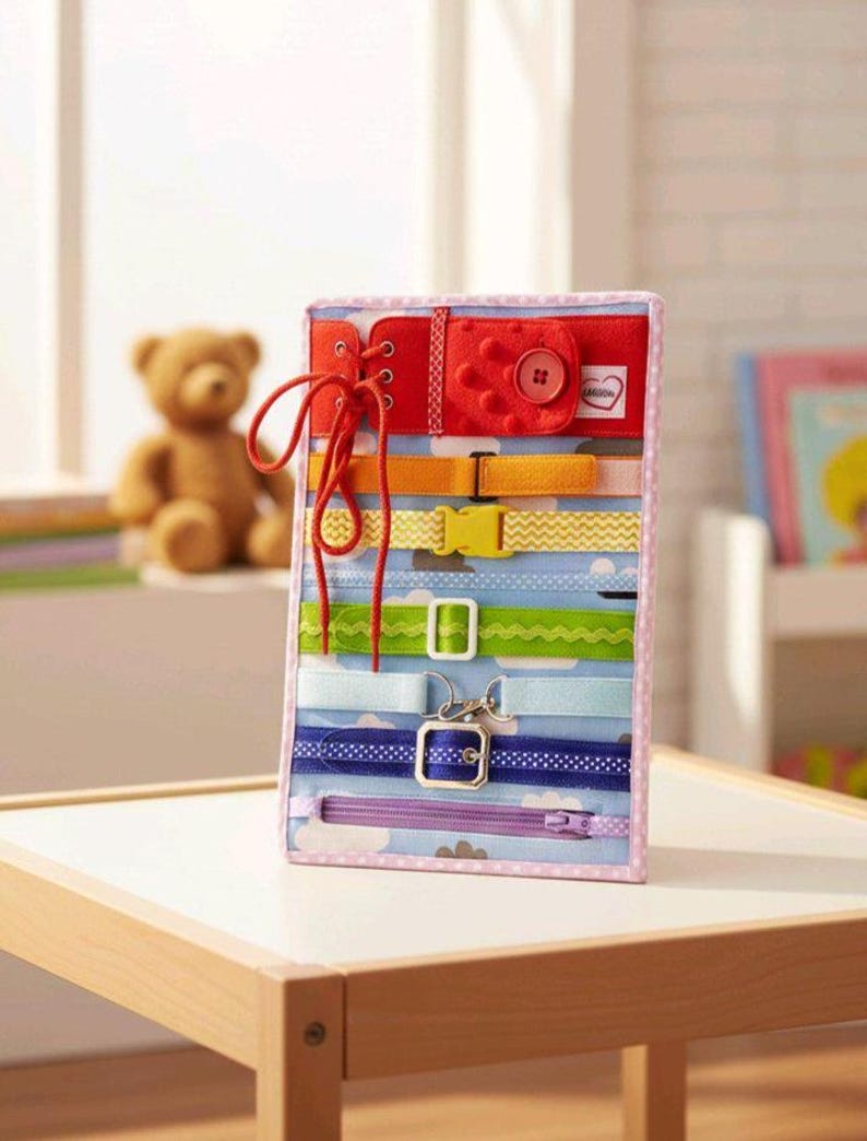 Tablero de actividades para niños pequeños: Juguete sensorial Montessori, motricidad fina imagen 1