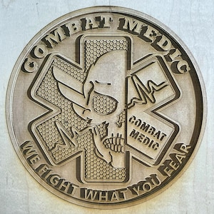 Arquivo de gravação digital - Arquivo de ilusão 3D do logotipo do Combat Medic para gravação a laser em madeira - Glowforge, Epilog, Trotec, todos os lasers