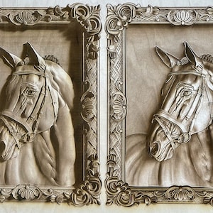 Puede incluir: Dos tallas de madera detalladas de cabezas de caballo en marcos ornamentados. Los caballos están representados de perfil, con la cabeza ligeramente girada hacia un lado. Llevan bridas y tienen un aspecto realista.