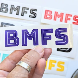 BMFS - ビリーストリングス - サイズ/カラーを選択 ビニールデカール、ノートパソコン用ステッカー、ガラス、車、カップ、冷蔵庫ステッカー、bmfs、ブルーグラス、アウトライン、ヤギ