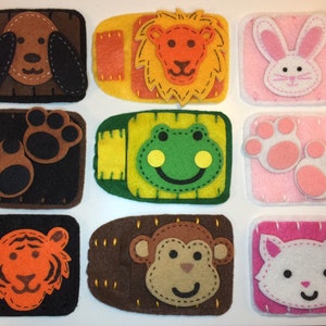 Puede incluir: Nueve marionetas de dedos de fieltro, cada una con un diseño de animal diferente. Los animales incluyen un perro, un león, un conejo, una rana, un tigre, un mono y un gato. Cada marioneta tiene un fondo de fieltro marrón, amarillo, rosa, verde o negro.