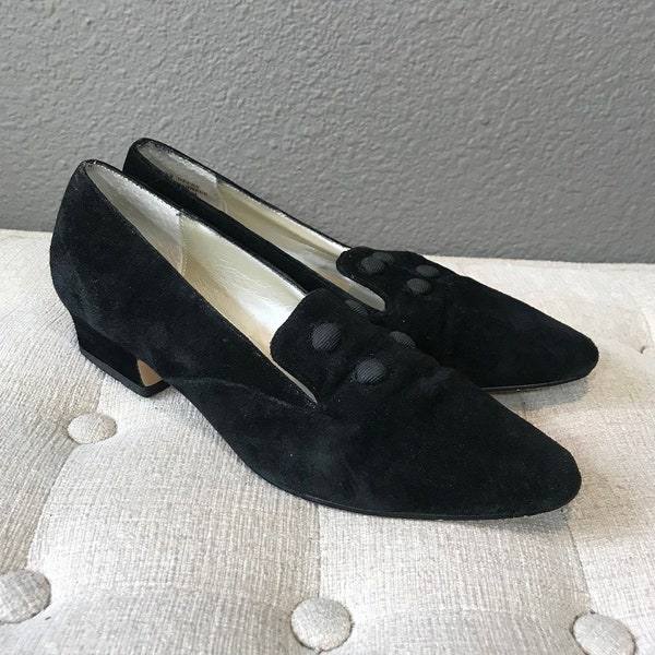 80er Jahre schwarze Wildleder Schuhe. 1980er Jahre Schuhe Loafers. Pumpen. Hacken. Schaltflächen. Größe 6 1/2. Westies.