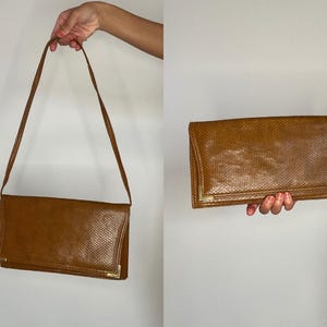 Cartera / clutch vintage de piel de serpiente marrón. Bolso de hombro con detalles dorados.